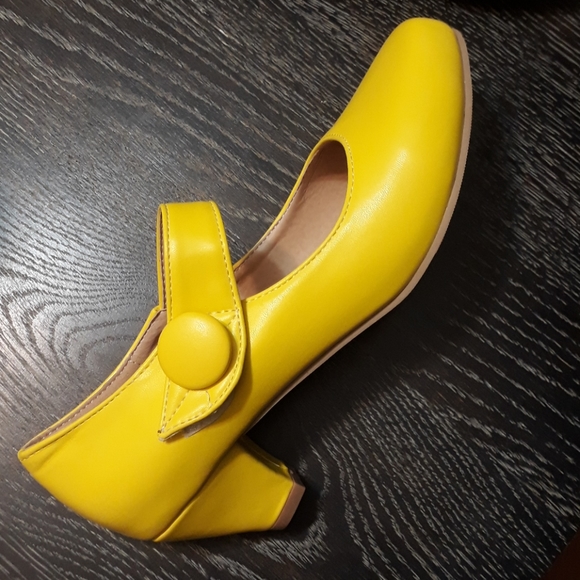 Yellow shoes - Picture 3 of 4